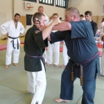 Hanshi Kevin Pell aus England zeigt Messertechniken